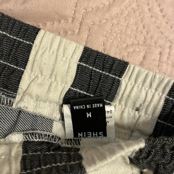 Striped shorts - Picture 2 of 2